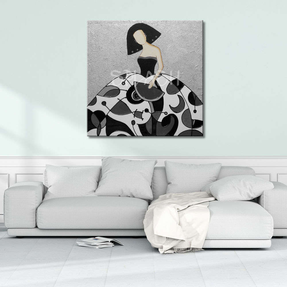 Menina moderna en tonos gris, negro y brillo