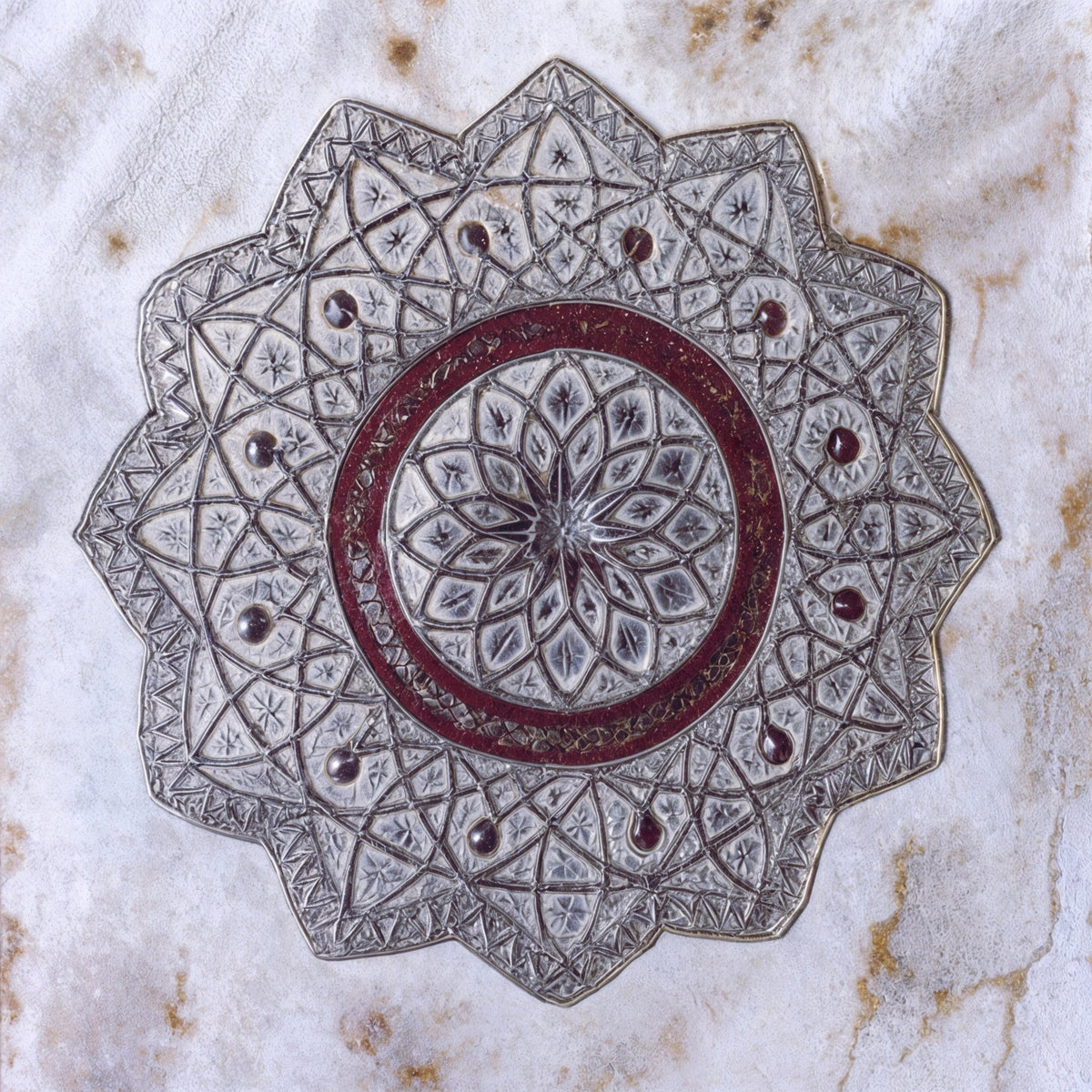 Cuadro de Mandala en tonos grises - la obra