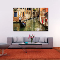 Cuadro de Venecia con gondolero veneciano y góndola por canal