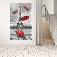 cuadro vertical torre eiffel paris blanco y negro con paraguas rojos
