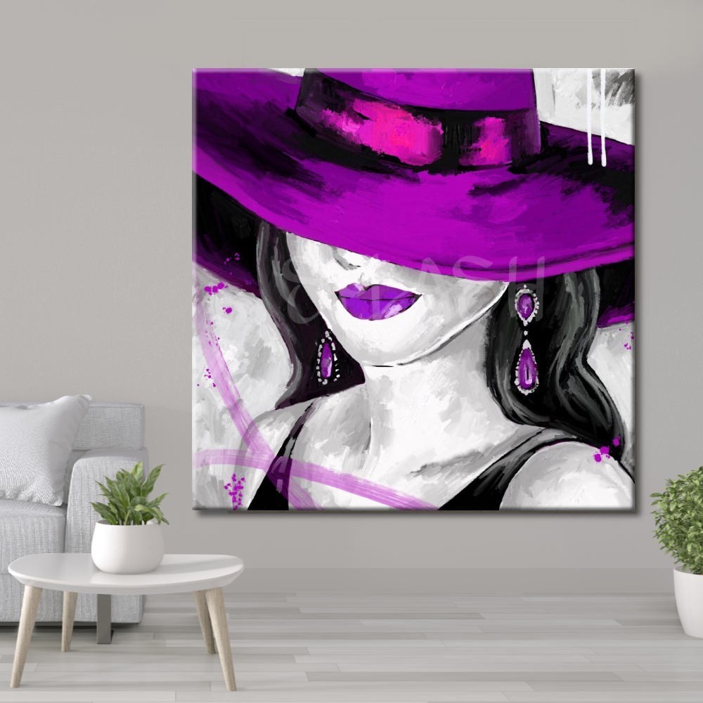 Mujer con sombrero y labios malva