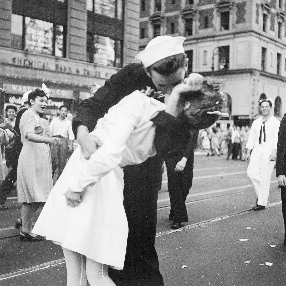 Cuadro de pareja y beso en time square - la obra